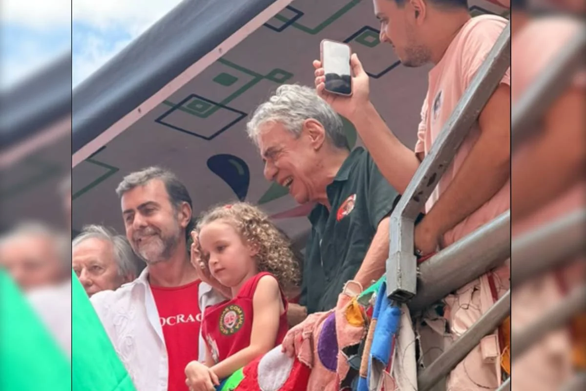 Chico Buarque participa de ato pró-PT no RJ Chico Buarque participa de ato pró-PT no RJ