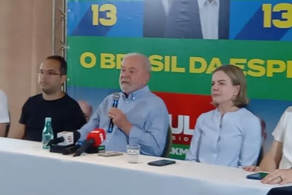 Lula dá entrevista em hotel no Rio de Janeiro