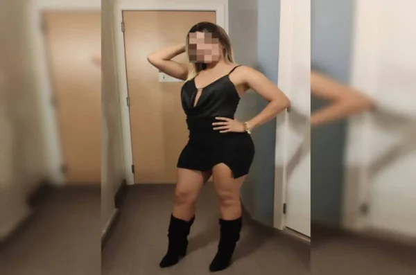 Mulher de vestido preto