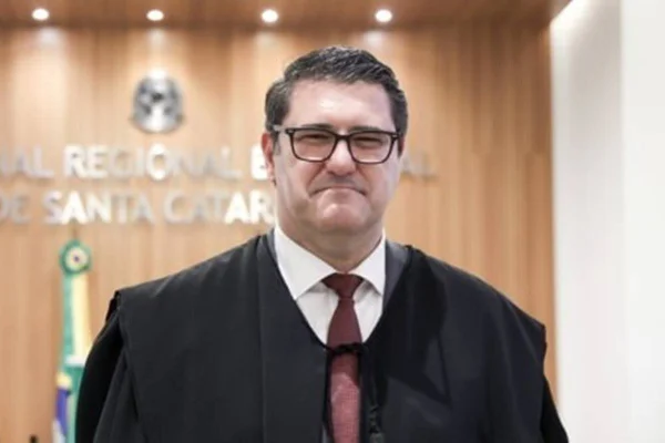 Imagem colorida do juiz Rudson Marcos
