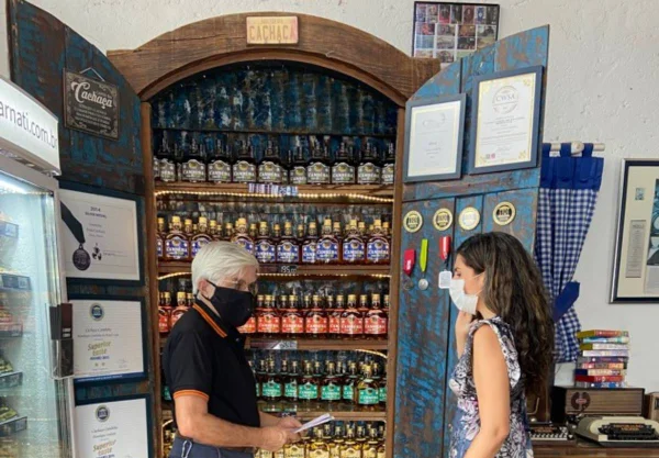 Tour pela produção e degustação de cachaças é na Alambique Cambéba