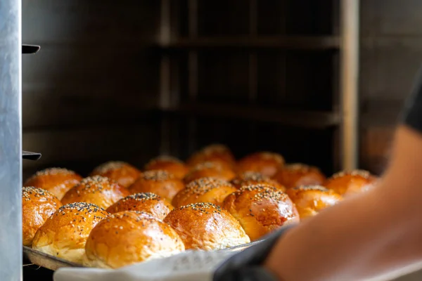 Foto colorida de um pão - Metrópoles