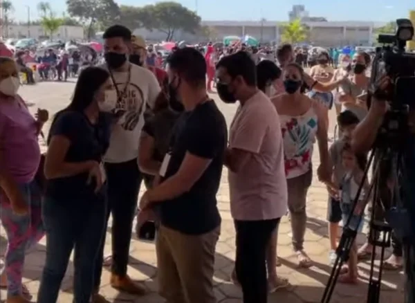 População madruga e enfrenta fila gigante para se vacinar no Entorno