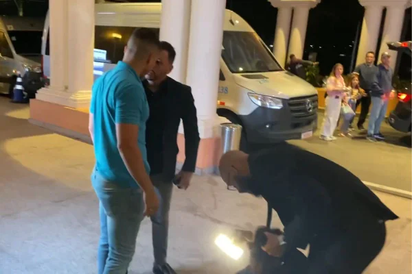 Seguranças retiram homens de evento com Flávio Bolsonaro em SP - Metrópoles