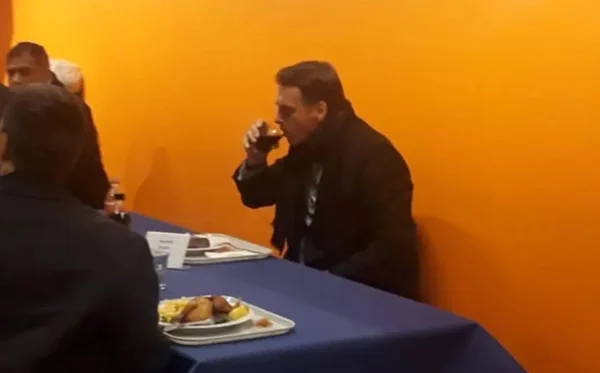 Em Davos, Bolsonaro almoça sanduíche em bandejão de supermercado