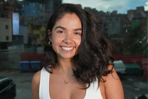 Com o curso gratuito, Bruna Mascarenhas quer levar “uma possibilidade que não existia antes no cenário” dos jovens da favela de Paraisópolis - Metrópoles