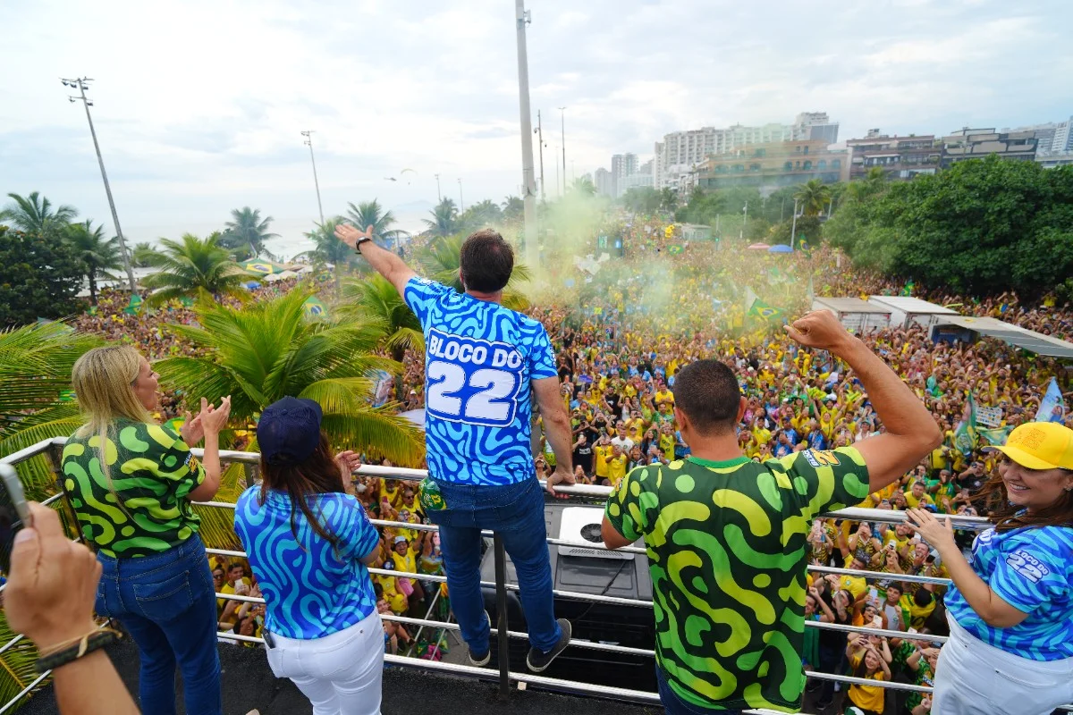 Ao lado de aliados, Flávio Bolsonaro reúne multidão nas ruas do Rio - imagem 1 Ao lado de aliados, Flávio Bolsonaro reúne multidão nas ruas do Rio - imagem 1