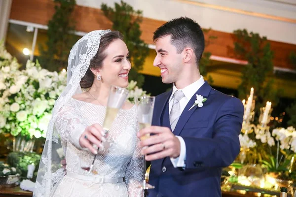 Beatriz Leite e Victor Reis selam matrimônio na Catedral de Brasília