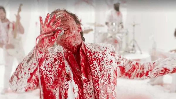 Fábio Júnior canta e sangra em vídeo de série de zumbis da Netflix