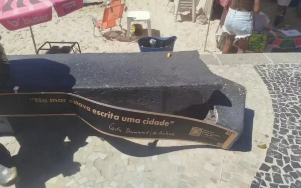 imagem colorida estatua carlos drummond copacabana
