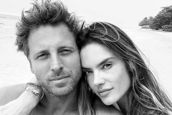 Foto do casal Alessandra Ambrosio e Buck Palmer