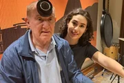 Renato Aragão e a filha, Lívian, posam juntos para as redes sociais