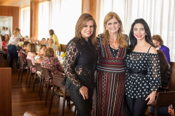 Gláucia Benevides comemora mais um ano com amigas queridas em almoço