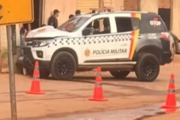 Batida de carro da polícia ajudou a salvar bebê engasgado. Entenda