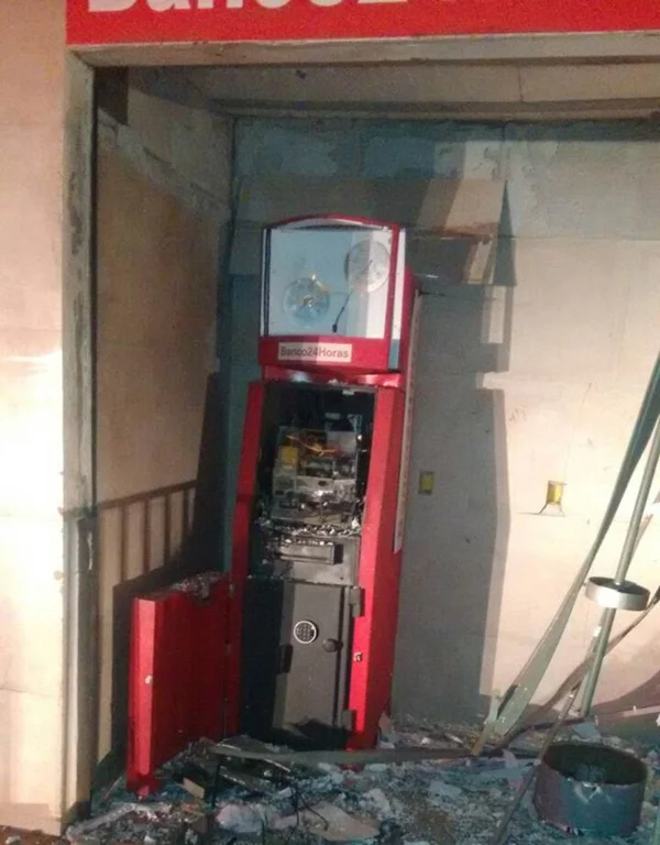 Explosão de caixa eletrônico em supermercado mobiliza PM no Gama