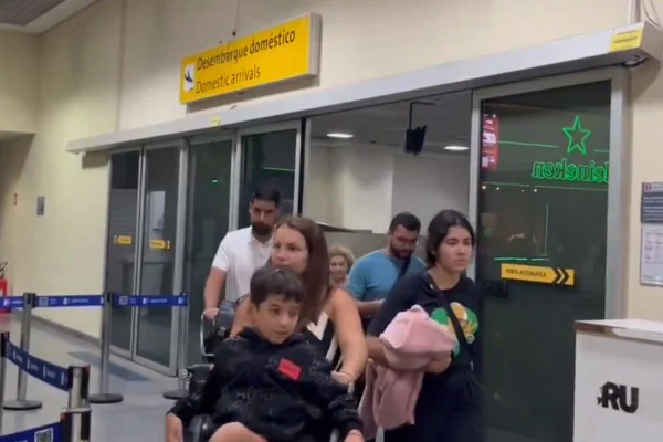 António Oliveira desembarca no aeroporto de Guarulhos acompanhado da família
