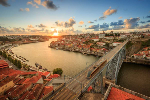 Pacote de 8 dias para Porto, com hotel e aéreo, por 9 parcelas de R$ 259