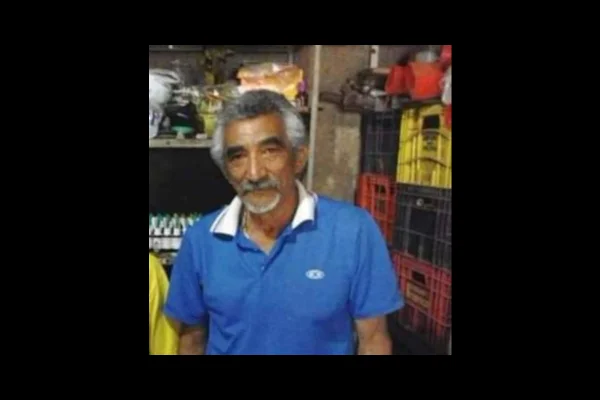 Homem com barba e camisa azul