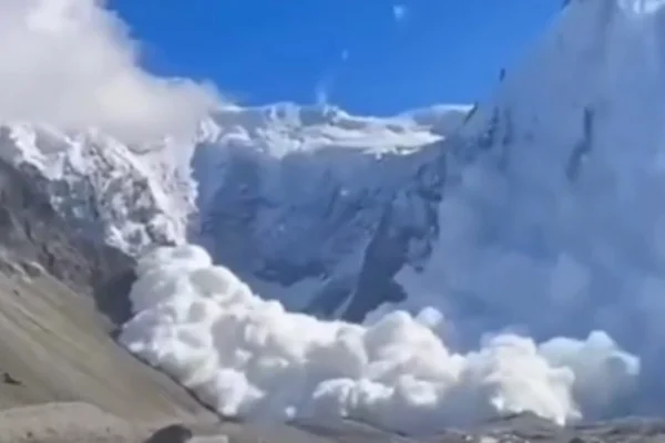 Imagem colorida de avalanche na Russia