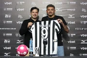 Tiquinho Soares é apresentado e recebe a camisa número 9 do Botafogo - imagem 4 Tiquinho Soares é apresentado e recebe a camisa número 9 do Botafogo - imagem 4