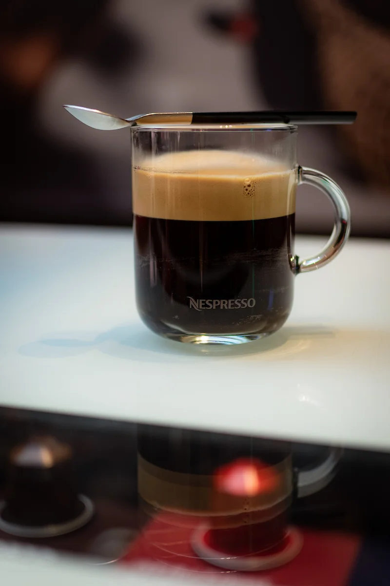 Par de xícaras com mexedor de inox, da Nespresso - R$ 205 Par de xícaras com mexedor de inox, da Nespresso - R$ 205