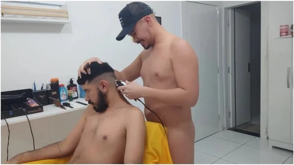 Foto de dois homens nus em uma barbearia naturalista - Metrópoles