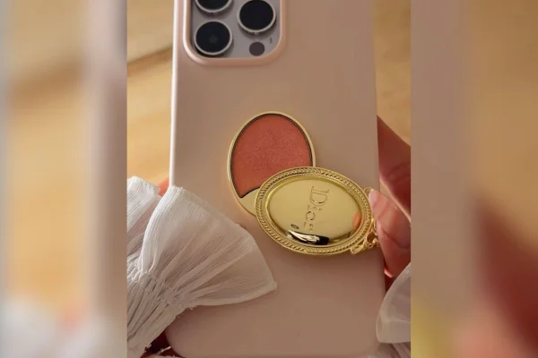 Dior lança lip balm de edição limitada que vira acessório para celular