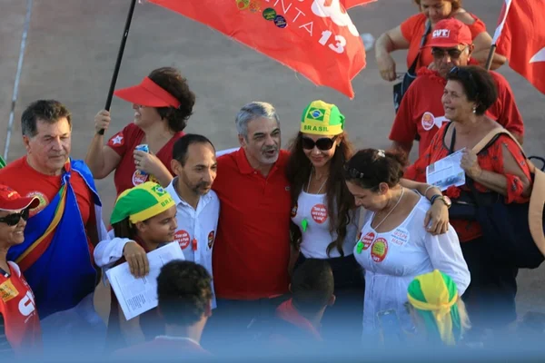 Humberto Costa discursa em ato contra impeachment em Brasília