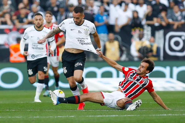 São Paulo é melhor, mas Corinthians busca empate e permanece líder