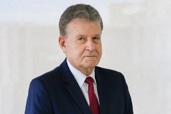 Homem de terno e gravata vermelha