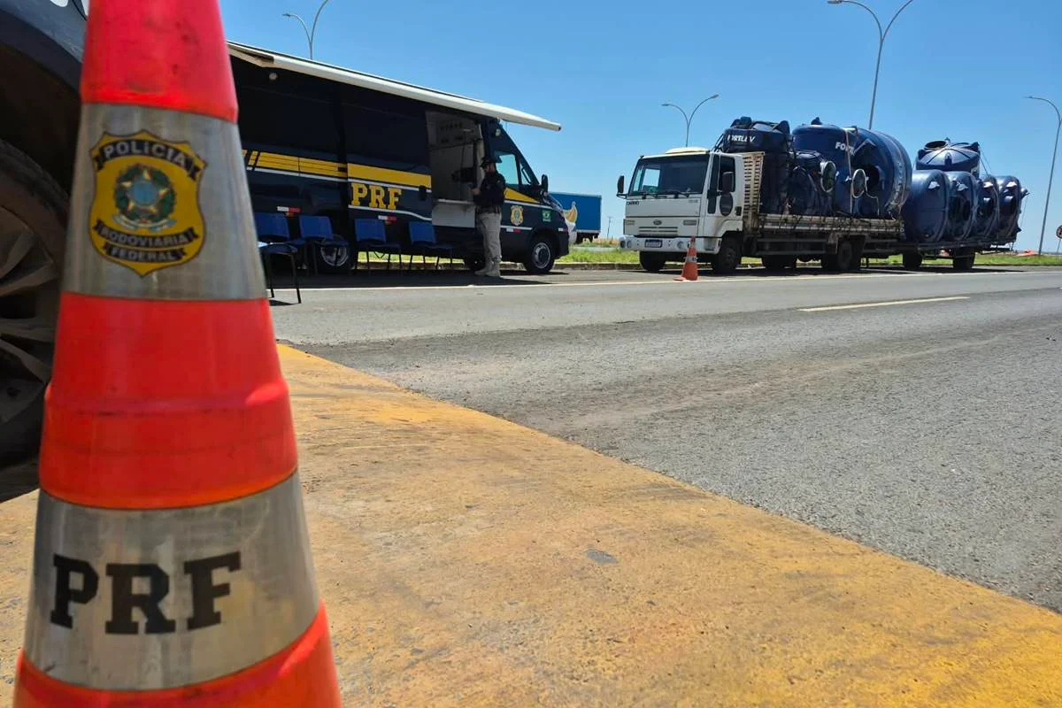 Caminhoneiro bêbado é preso transportando carga pesada excedente por 600 km - imagem 1 Caminhoneiro bêbado é preso transportando carga pesada excedente por 600 km - imagem 1