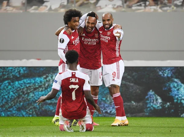 Aubameyang faz dois, Arsenal bate o Benfica e avança na Liga Europa