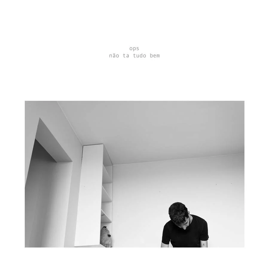 Capa do disco "Não Tá Tudo Bem": crônicas sobre um mundo em desajuste Capa do disco "Não Tá Tudo Bem": crônicas sobre um mundo em desajuste