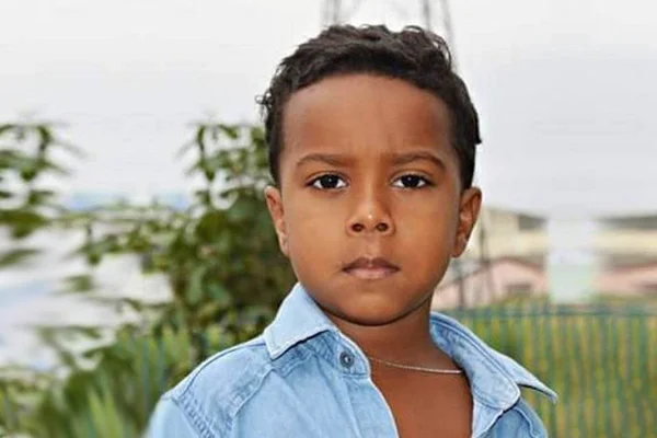 Menino de 7 anos é morto por bala perdida no Rio enquanto brincava