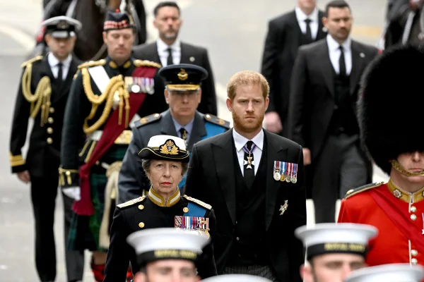 Charles não alivia para livrar Harry e Andrew de desprezo em funeral
