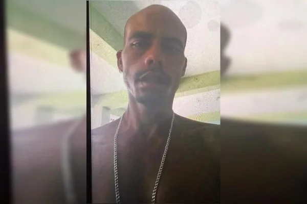homem careca sem camisa