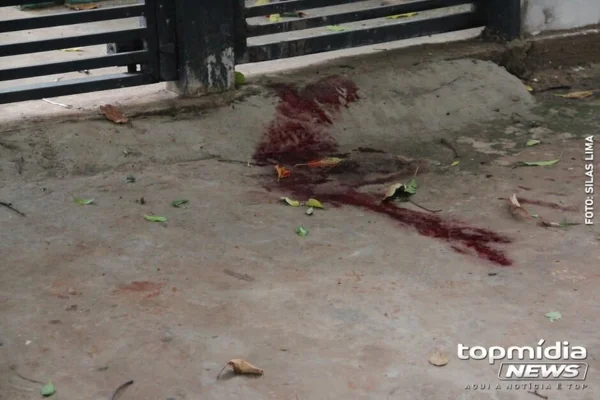 Mancha sangue no chão - Metrópoles