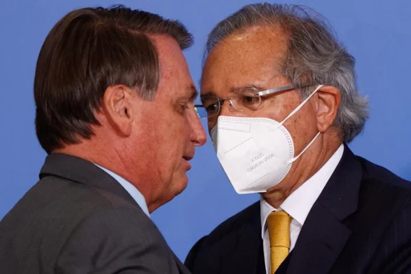 Paulo Guedes, ministro da econômia e o presidente jair bolsonaro durante lançamento do Programa Gigantes do Asfalto no palácio do Planalto