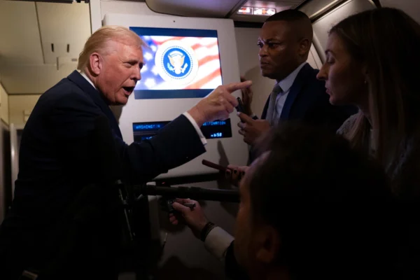 Trump xinga repórter de porquinha
