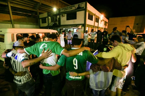 #ForçaChape. Moradores acampam em frente ao estádio da Chapecoense