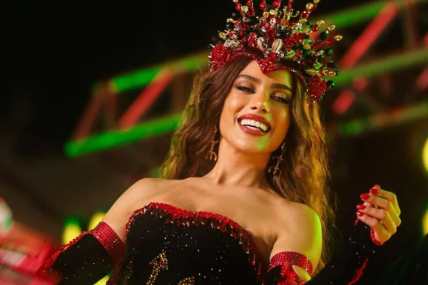 Foto colorida de Anitta como Rainha de Bateria