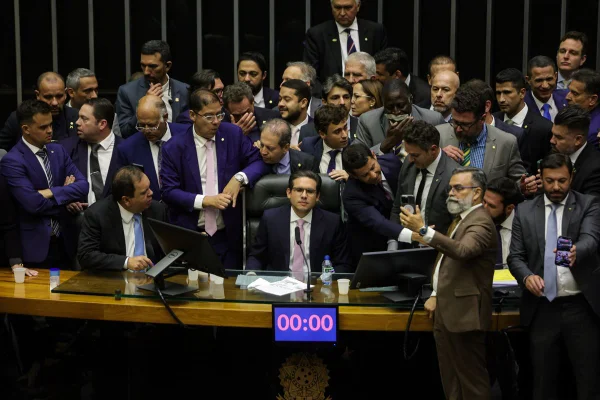imagem colorida Deputado Hugo Motta, presidente da Câmara, retoma Mesa Diretora, após obstrução da oposição