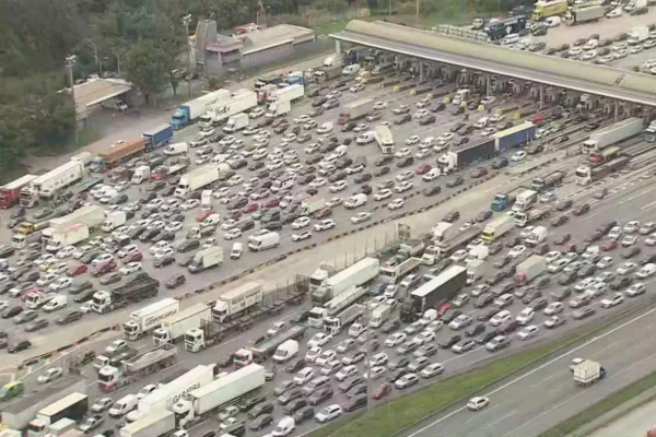 Trânsito em rodovia de São Paulo - Metrópoles