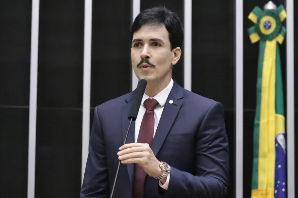 Fraude no INSS: deputado alvo da PF tentou reunião com relator da CPMI