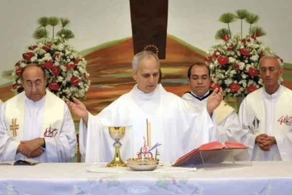 Imagem colorida de papa Leão XIV celebrando missa na zona leste de SP. Metrópoles