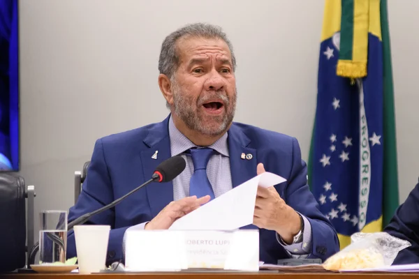 Ministro da Previdência Social, Carlos Lupi, comparece à Comissão da Câmara dos Deputados. Ministro explica as denúncias sobre desvios no INSS - Metrópoles