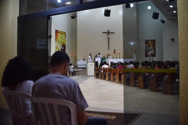 Silêncio e dor em missa de 7º dia de vigilante esquartejado no DF