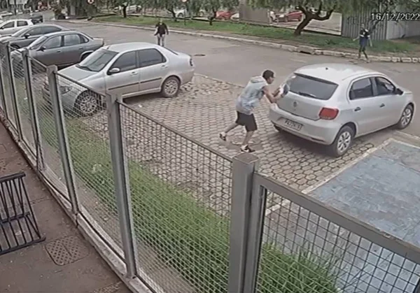 Homem batendo em carro