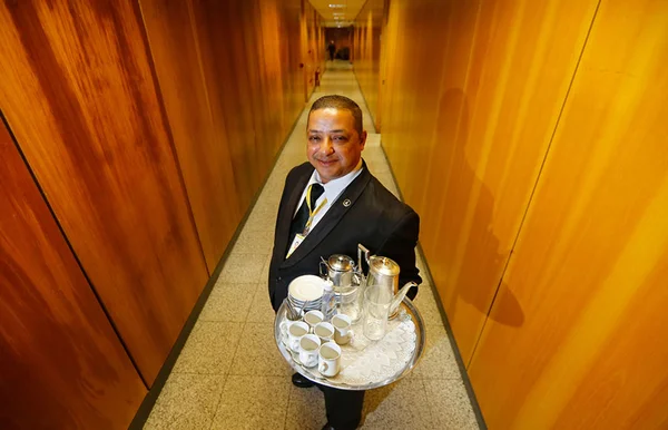 Garçom que trabalha há 12 anos no Buriti já serviu 6 governadores