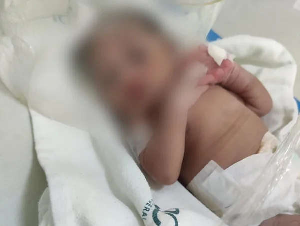 Bebê é encontrado em caixa de papelão em Campos, no Rio